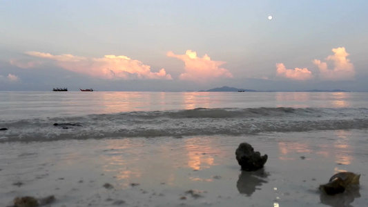 海面上的美丽的日落[迷人]视频