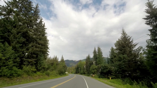 开车行驶在阿拉斯加的一条公路视频