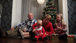 圣诞节陪孩子玩玩具的家人15秒视频