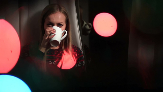 圣诞节在家中喝咖啡的女人[点杯]视频
