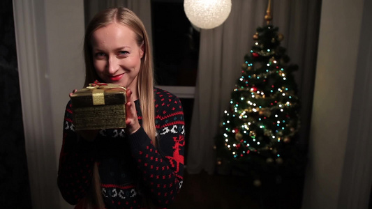 漂亮的女孩接受圣诞礼盒视频