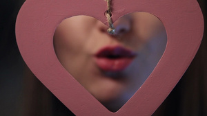 美丽性感的粉红色嘴唇通过心形框架亲吻8秒视频