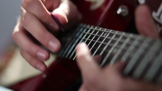 摇滚音乐家的手在电吉他弦上弹奏视频