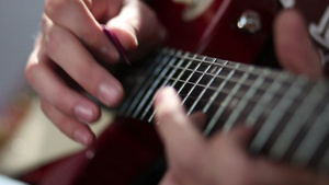 摇滚音乐家的手在电吉他弦上弹奏9秒视频