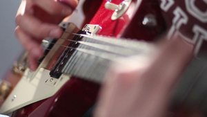 吉他手的手在红色电吉他上演奏10秒视频