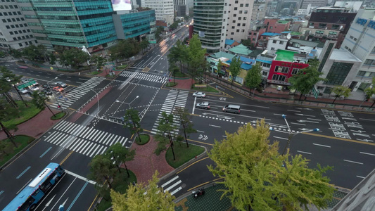 时间推移高角度拍摄的韩国首都首尔交通交通枢纽视频