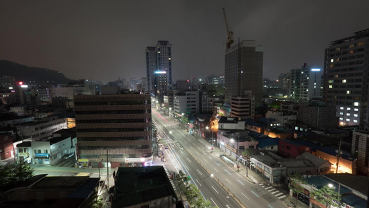 韩国首尔夜晚城市景观与汽车在高速公路上行驶视频