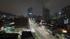 韩国首尔夜晚城市景观与汽车在高速公路上行驶14秒视频