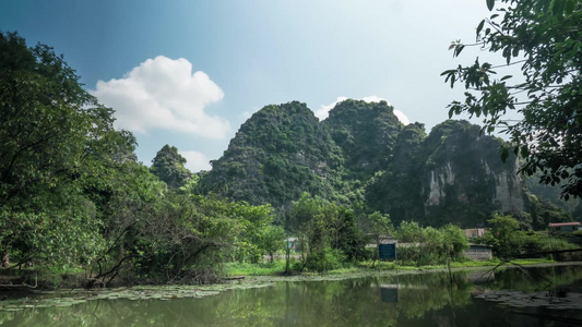 越南蓝天下的的河流树木和山脉的风景视频