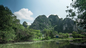 越南蓝天下的的河流树木和山脉的风景15秒视频