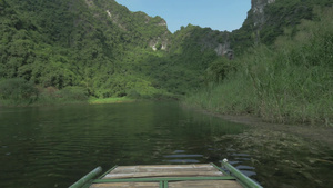 风景优美的山区里船在湖里前进16秒视频