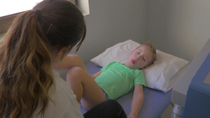 治疗师为小男孩提供理疗22秒视频
