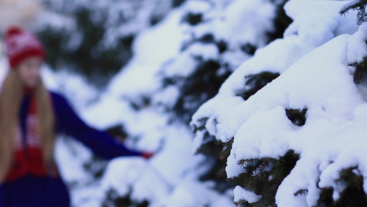 女人抚摸着白雪皑皑的树枝视频