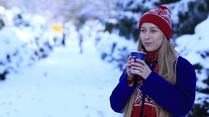 冬季女孩站在户外喝着热饮料13秒视频