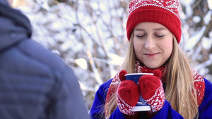 冬天在户外男人给他心爱的女人一杯咖啡暖身8秒视频