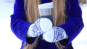 冬天提供热咖啡的女人9秒视频