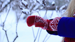 冬季女子戴上红色针织手套12秒视频