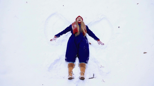 年轻女人躺在雪地上视频