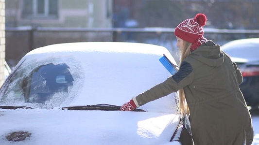 清理汽车积雪的女孩视频