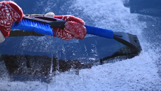 清除汽车挡风玻璃上的雪视频