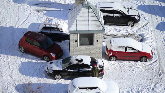 航拍女司机在停车场除雪视频