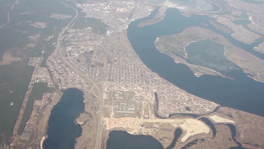 从飞机上俯瞰美丽的城市景色视频