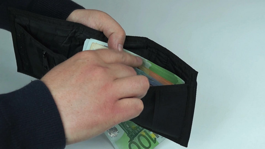 男人从钱包里拿现金[卡包]视频