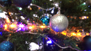 圣诞树上的圣诞球7秒视频