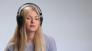 女人戴着大耳机听音乐18秒视频