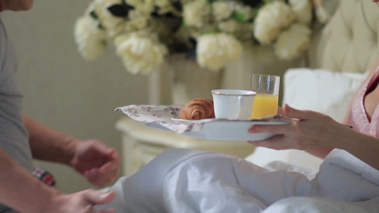 爱的老人在家里为成熟的女士提供美味的早餐视频