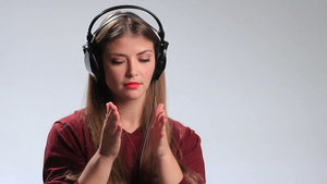明亮积极的时髦女孩戴着耳机享受她最喜欢的MP3播放器音乐18秒视频