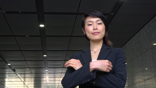 年轻日本商务女经理人士自信形象视频