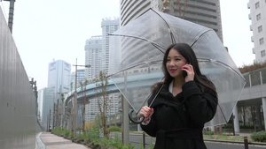 年轻的的日本商务女性在用手机讲话交谈8秒视频