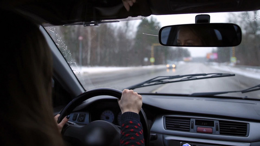 女司机驾驶汽车行驶在路上视频