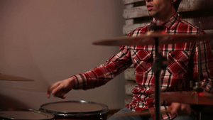  俱乐部里年轻有才华的鼓手在演奏他的鼓10秒视频