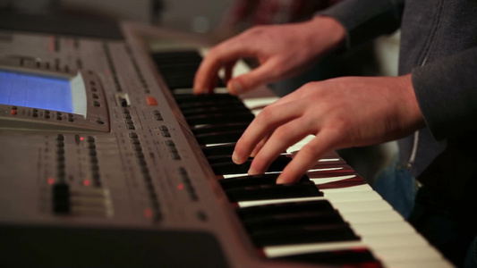 在音乐会上演奏键盘的音乐家的手部特写视频