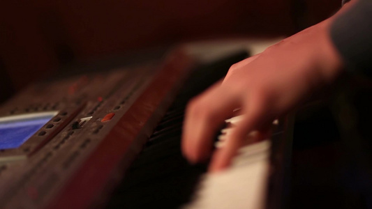 在聚光灯下钢琴家演奏数字钢琴手部特写视频