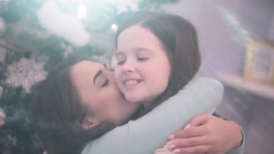 妈妈亲吻和拥抱她的女儿视频