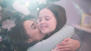 妈妈亲吻和拥抱她的女儿9秒视频