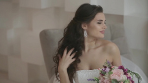美丽的年轻新娘的肖像12秒视频