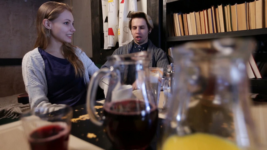 年轻男女在咖啡馆坐在桌子上喝着饮料视频