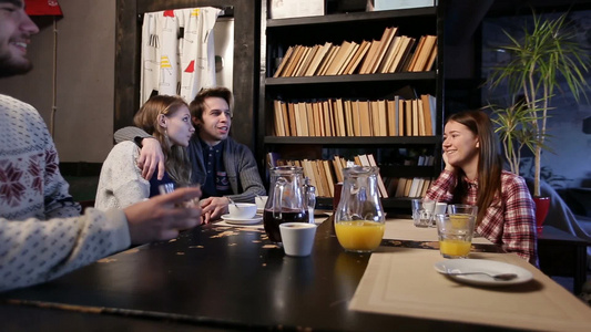 一群年轻朋友在咖啡店里喝咖啡和果汁视频