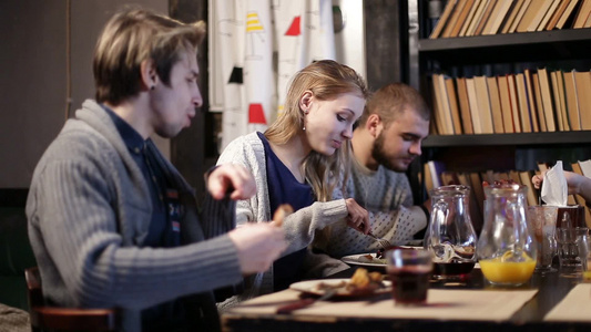 快乐的年轻朋友们在咖啡馆里一起晚餐[永远快乐]视频