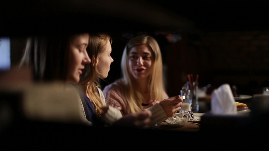 女性朋友在咖啡馆里休闲交流吃甜点视频