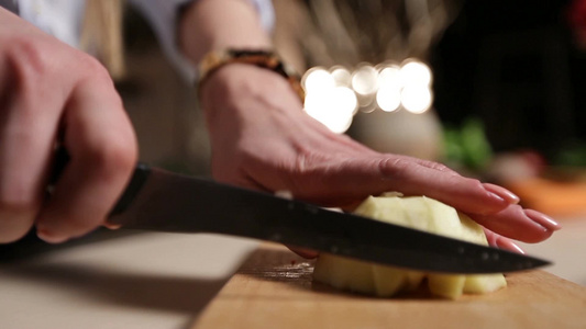 女性在厨房的木制砧板上切苹果视频