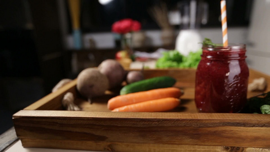在木质托盘上的蔬菜黄瓜胡萝卜甜菜根和薄荷叶梅森罐视频