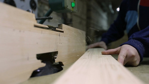 木工匠正在切割木板22秒视频