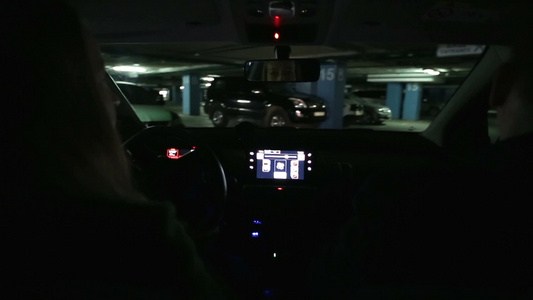 女人在停车库里停车过程视频
