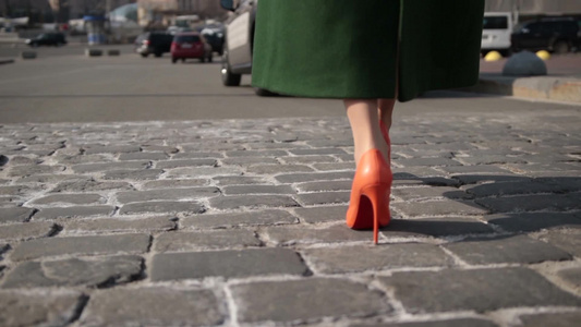 穿着橙色高跟鞋的女人[高根鞋]视频