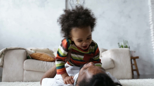 非裔美国父亲亲吻着他可爱的混血孩子视频